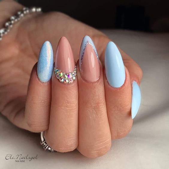 Pierres et paillettes sur ongles bleu clair et nude