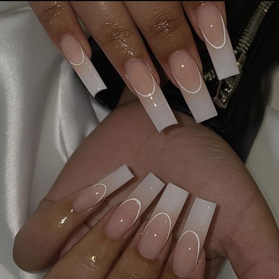 Ombre blanche pointes françaises avec contour blanc sur de longs ongles en acrylique de forme carrée