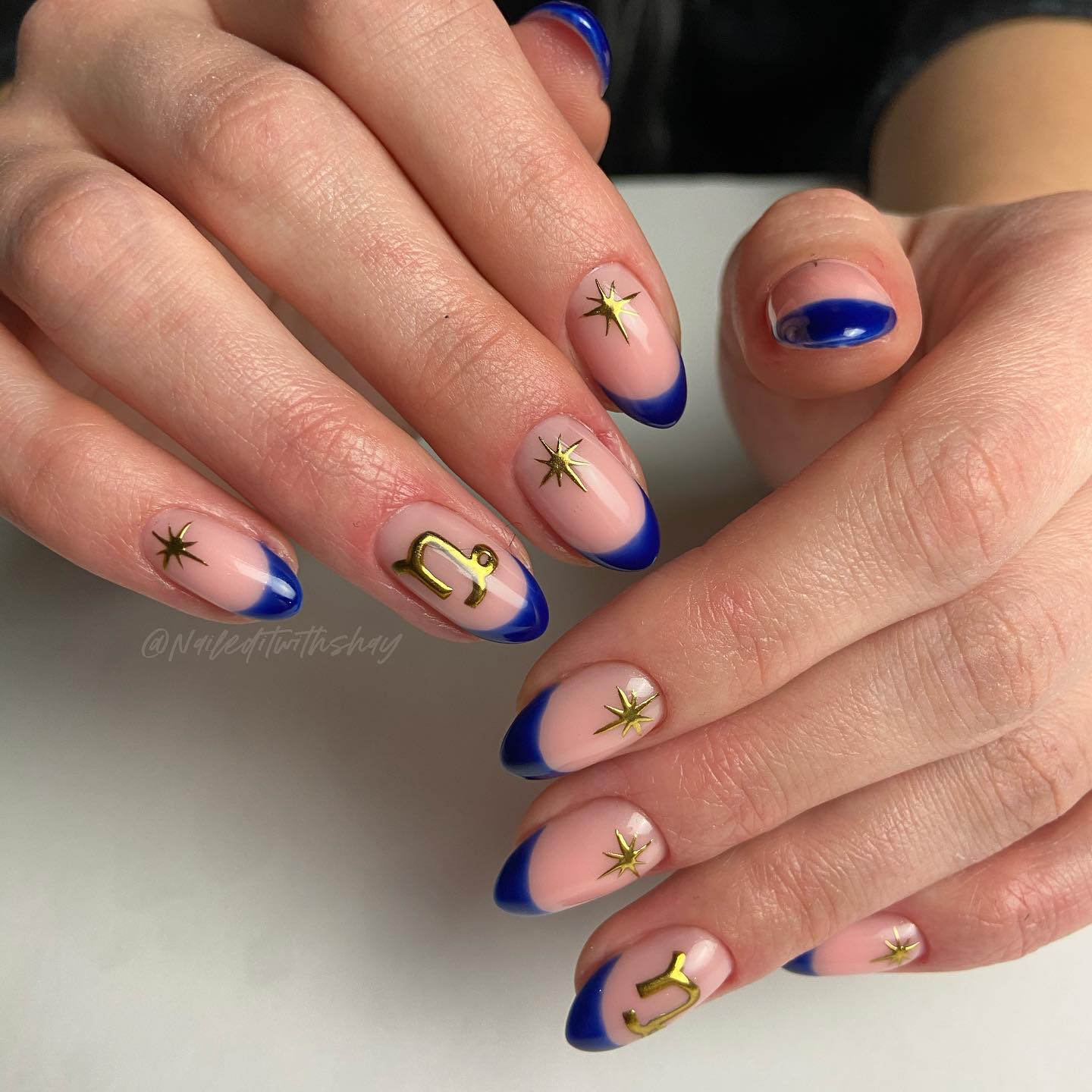 Pointe Française bleue et or métallisé symbole Capricorne design d’ongles sur ongles ronds moyens