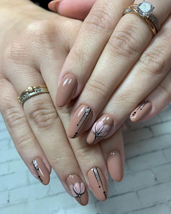 Couleur d’ongle nude avec un art floral époustouflant pour le printemps sur les ongles ronds moyens