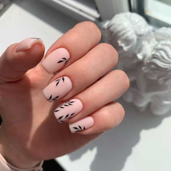 Couleur d’ongle rose nude mat avec un superbe nail art printanier sur des ongles carrés effilés moyens