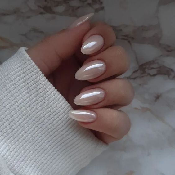 Ongles d’automne - Ongle d’automne en amande blanche éclatante