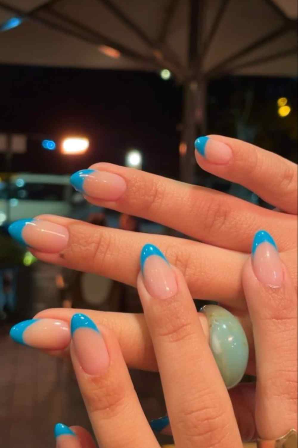 Design de nail art à pointe bleue réalisé par un artiste ongulaire