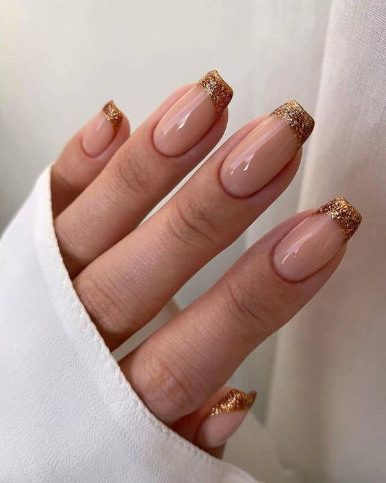 Fall Nails - Ongle à pointe pailletée dorée