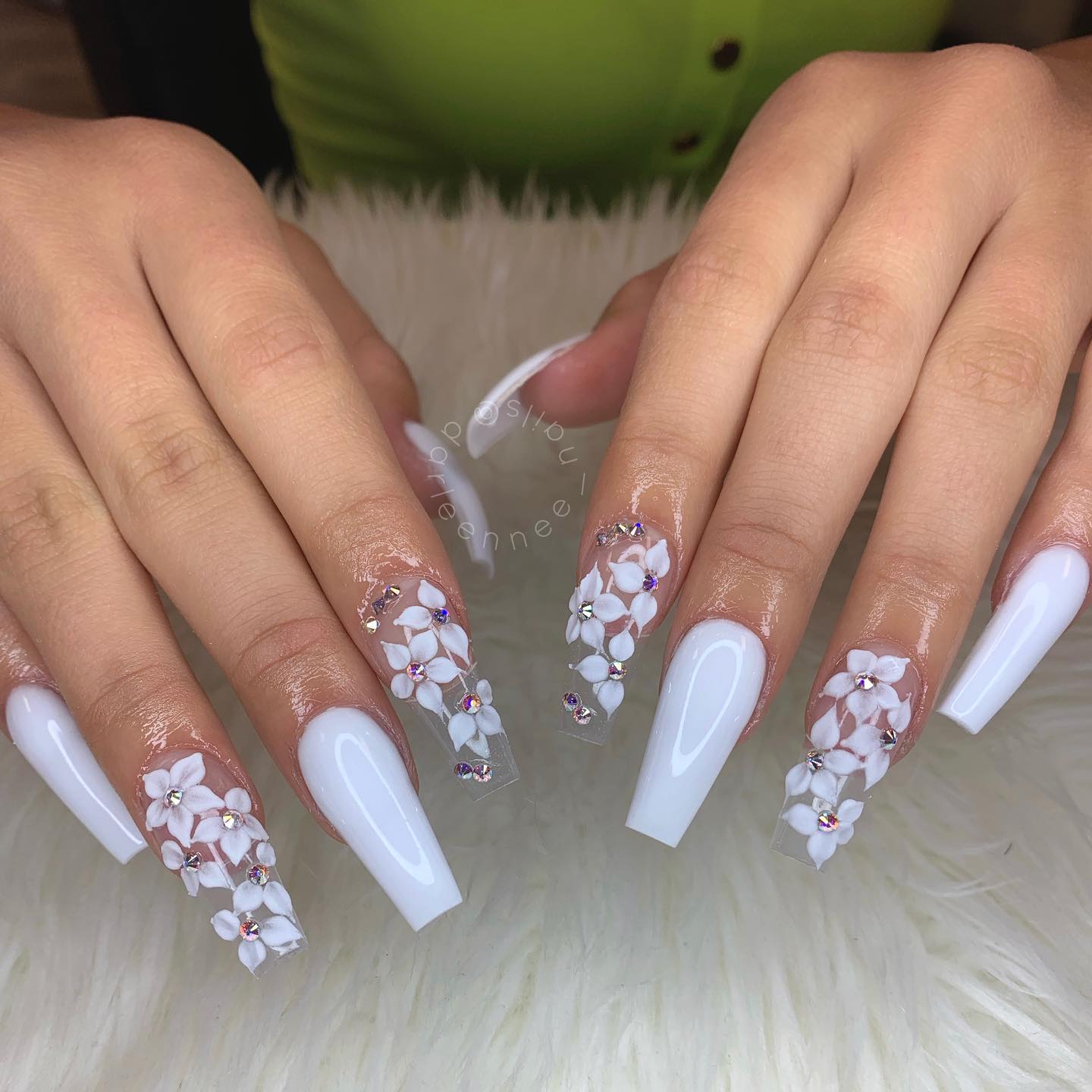 Ongles blancs fleuris