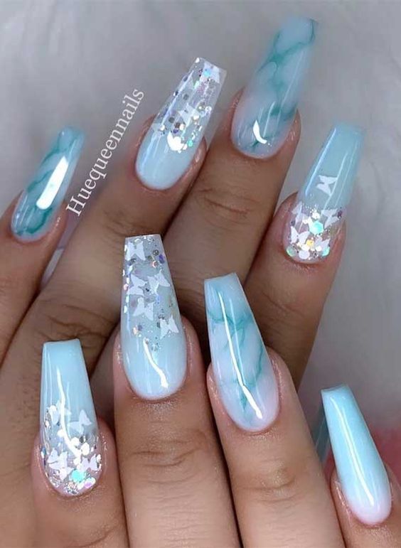 Papillons sur ongles bleu clair