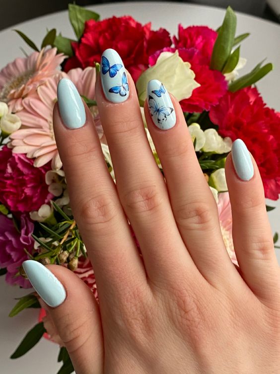 Papillons sur ongles bleu clair