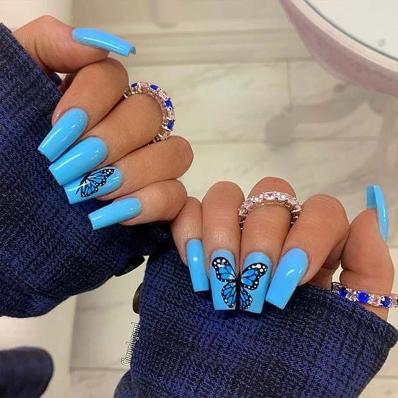 Ongles bleu clair avec papillons