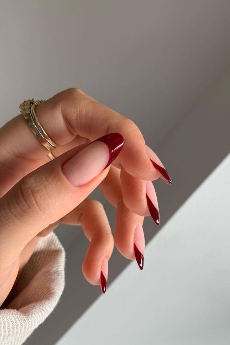 Ongles à pointe française marron rouge foncé