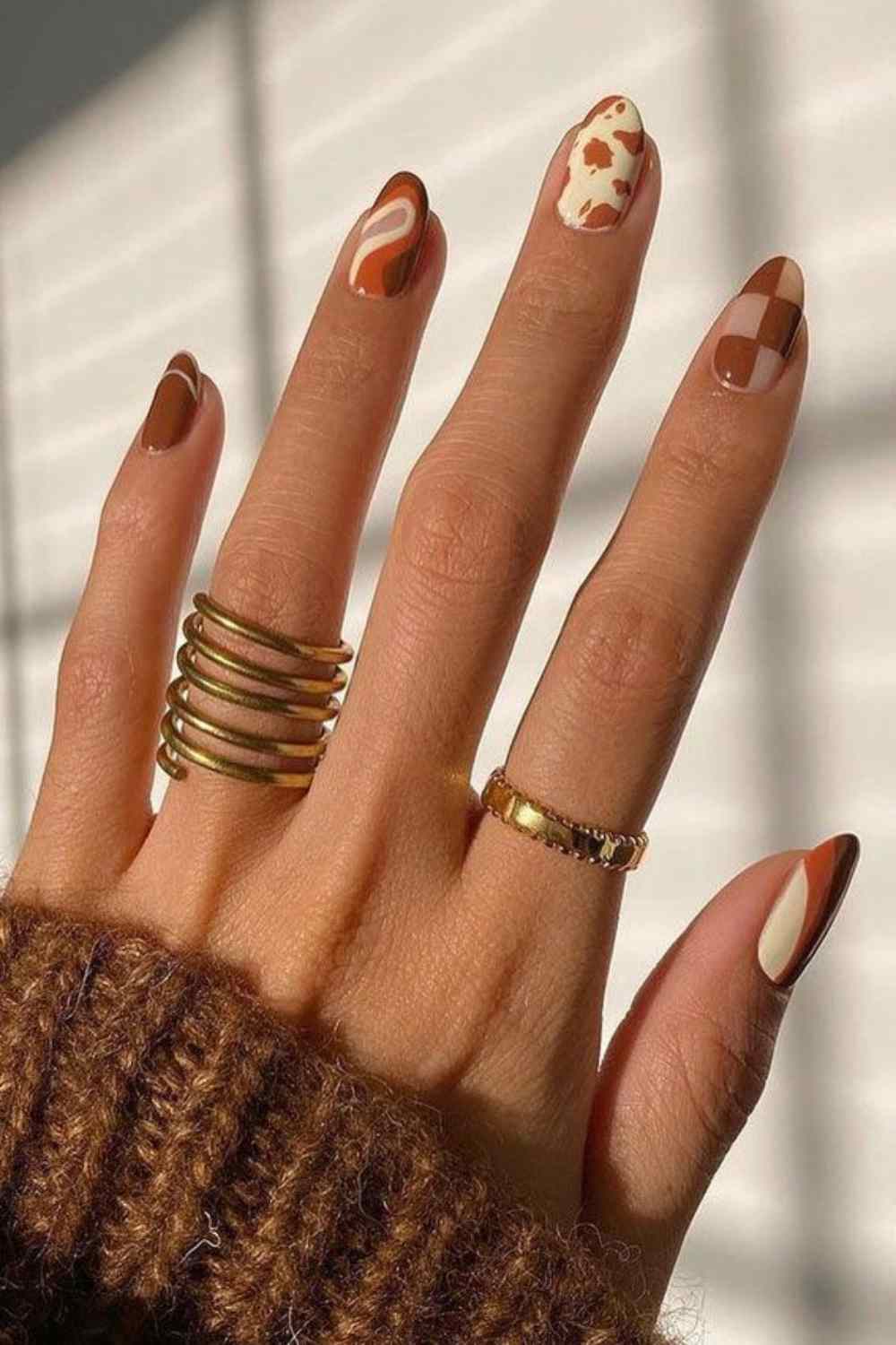 De magnifiques ongles d’automne avec un design d’art d’ongle distinct sur chaque ongle