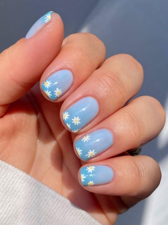 Ongles bleu clair avec fleurs