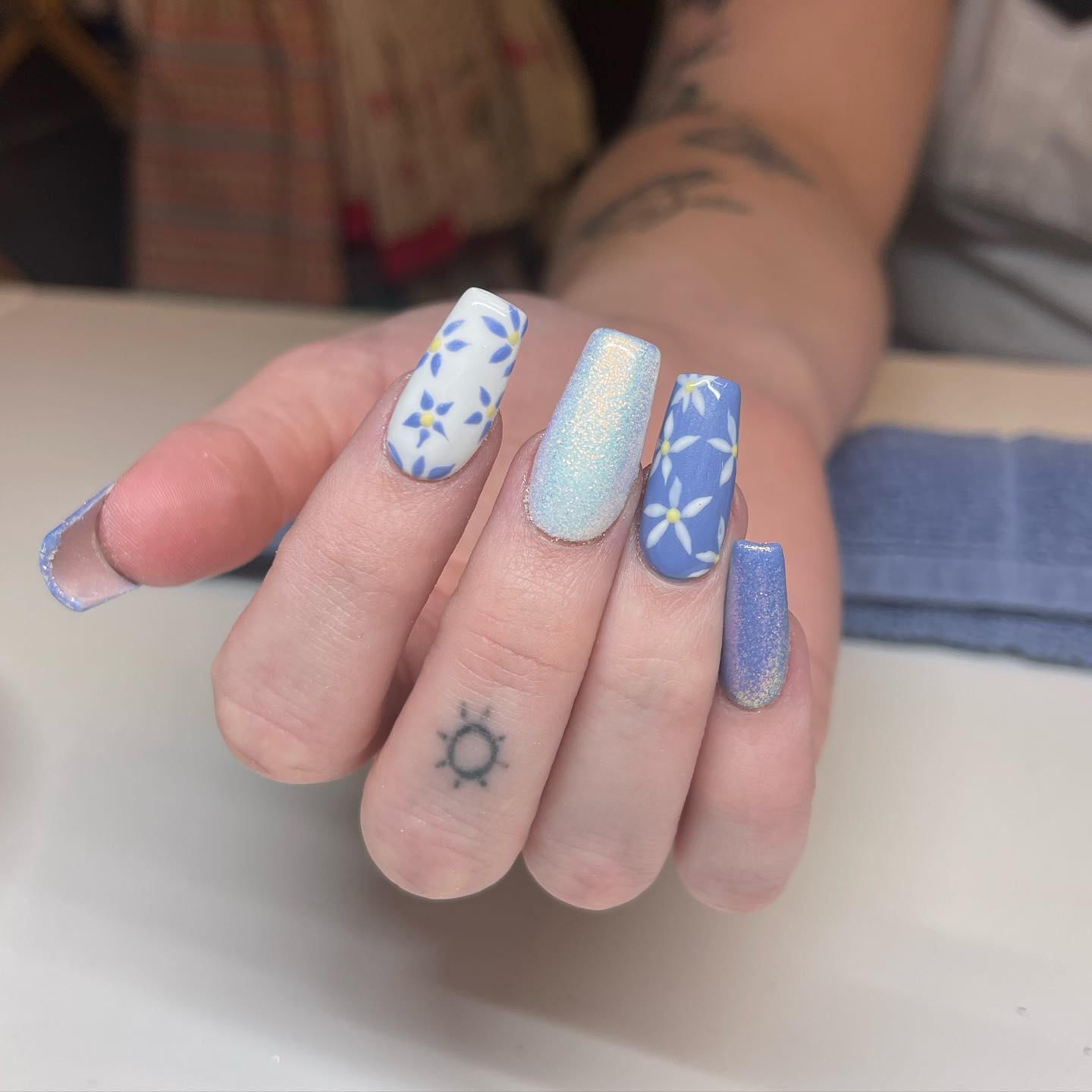 Fleurs sur ongles bleu clair