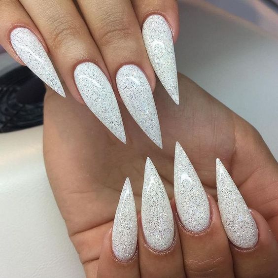 Ongles blancs scintillants