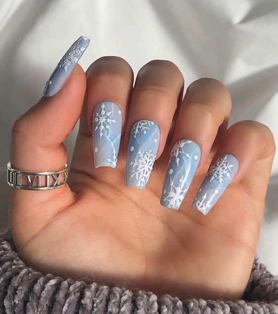 Flocons de neige sur ongles bleu clair