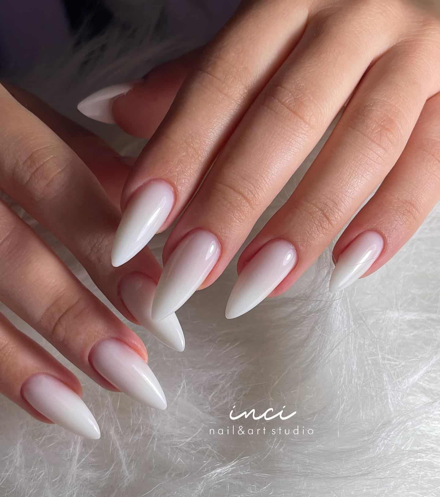 Ongles longs en acrylique blanc