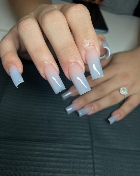 Ongles ombrés bleu clair élégants