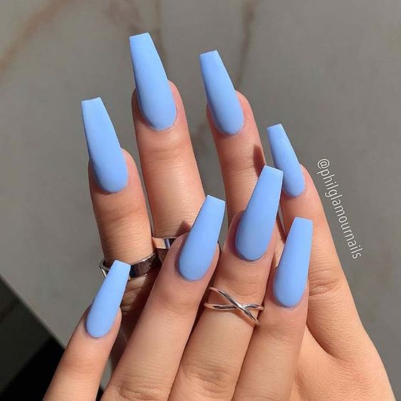 Ongles longs bleu clair