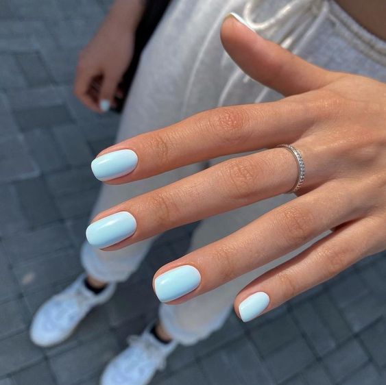 Ongles courts bleu clair uni