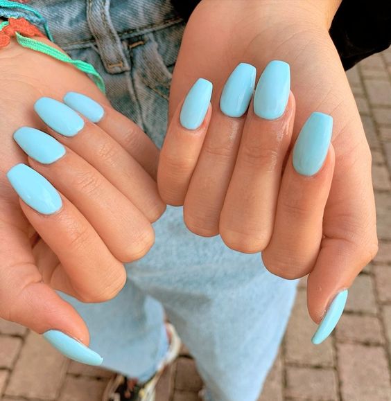 Ongles unis bleu clair