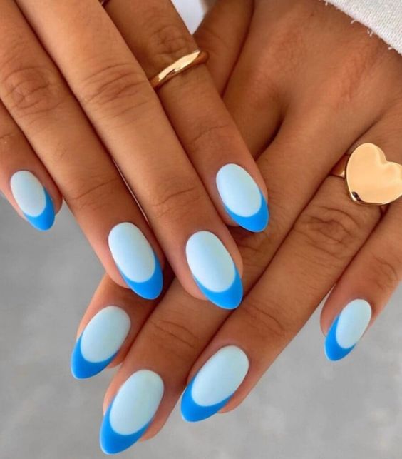 Deux nuances d’ongles bleu clair