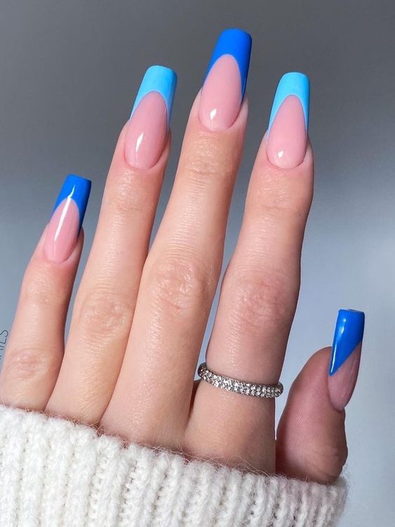 Différentes nuances d’ongles bleu clair