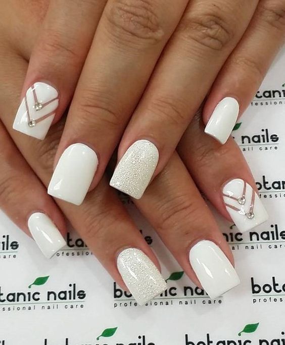 Ongles blancs avec pierres précieuses