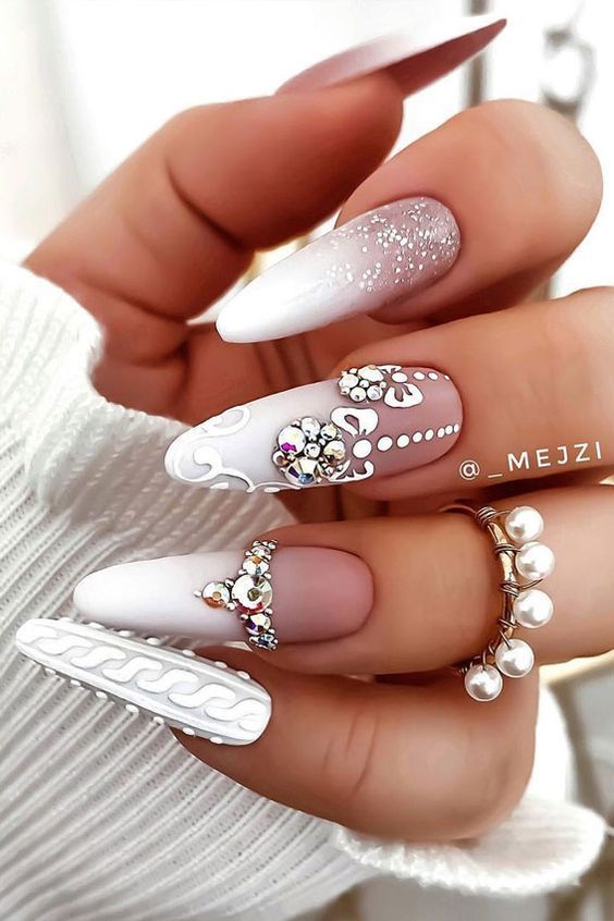 Ongles blancs avec strass