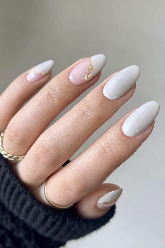 Ongles blancs avec motif et détails dorés