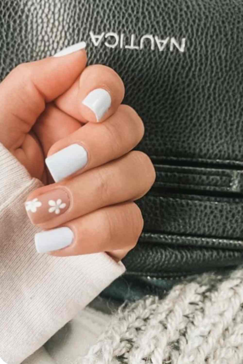 Conception d’ongle floral blanc simple