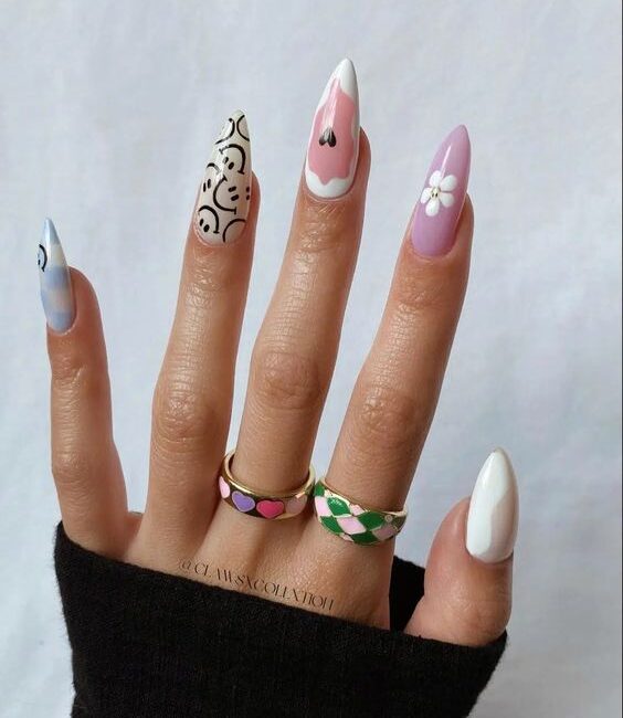 Nail art abstrait et souriant sur ongles longs à talons aiguilles