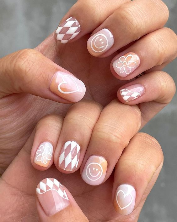 Nail art à effet ombré avec des motifs abstraits et des smileys sur des ongles courts