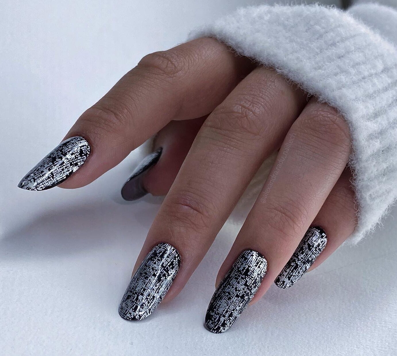 Nail art abstrait noir et argent sur ongles longs ronds