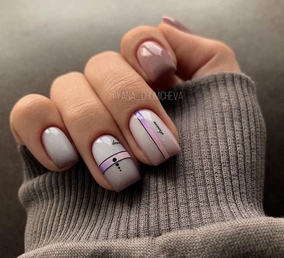 Couleur d’ongle violet grisâtre avec nail art abstrait sur des ongles carrés courts et effilés