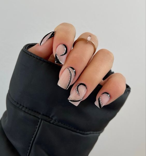 Ongles en acrylique transparent de forme carrée avec nail art abstrait noir et argent