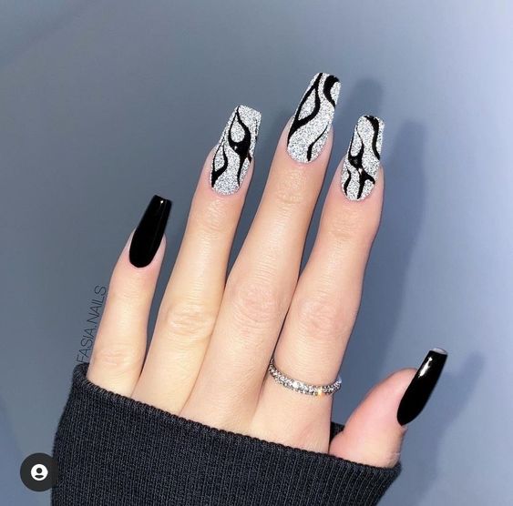 Vernis à ongles argenté avec nail art abstrait noir sur long Clous carrés