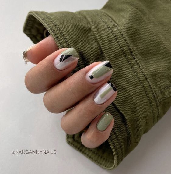 Couleur des ongles blanc et vert olive avec des arts d’ongles abstraits sur des ongles carrés courts et effilés