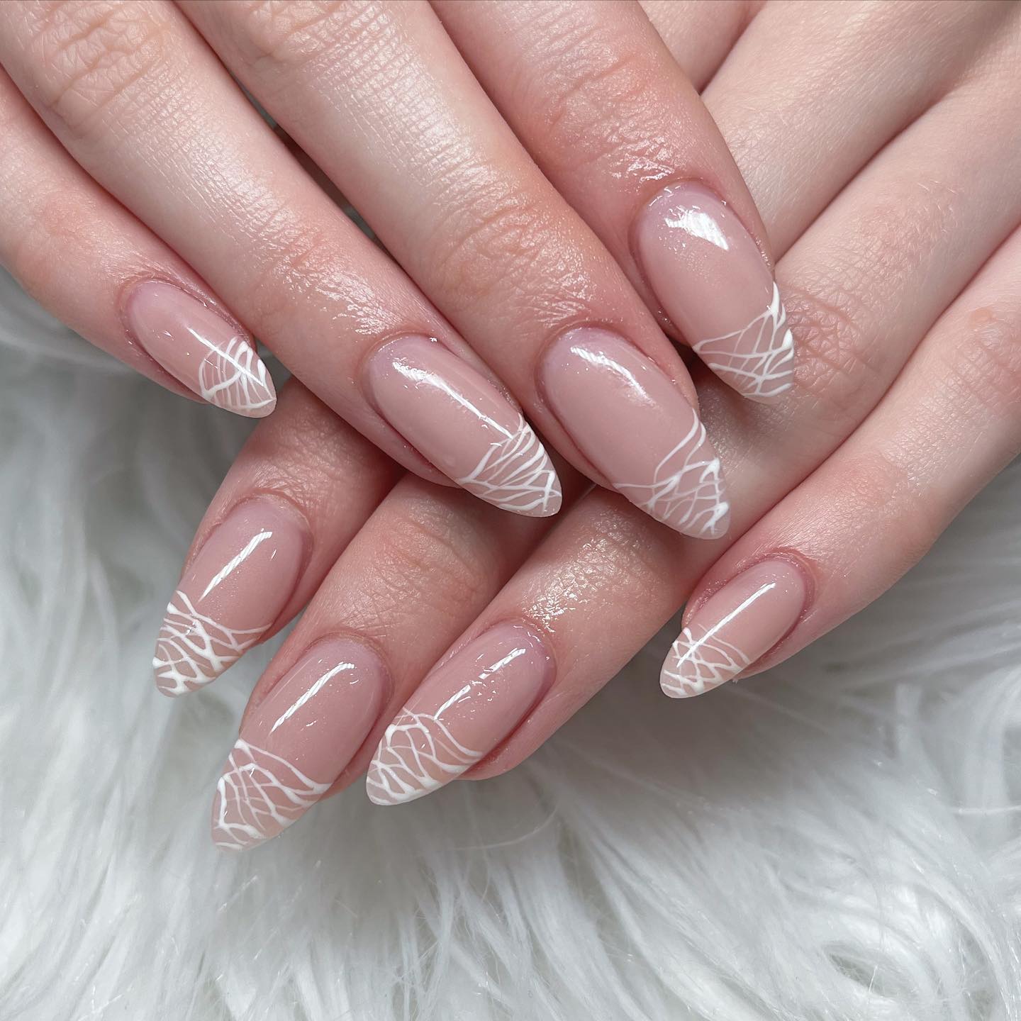 Ongles en amande clairs avec pointes blanches