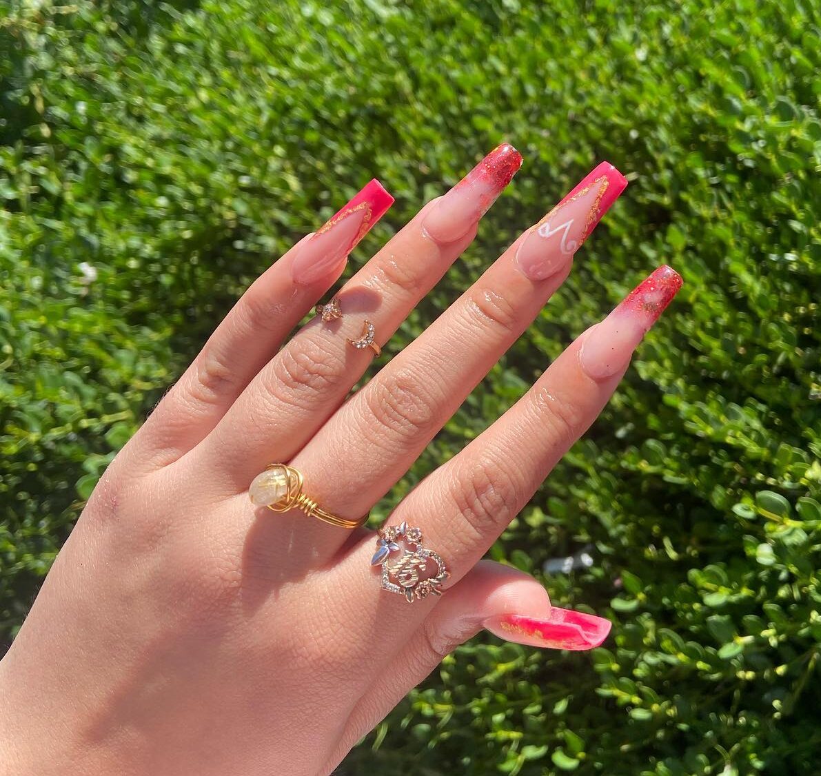 Pointe française élégante rose fluo avec signe Bélier nail art sur ongles longs carrés