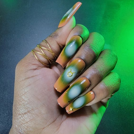 Effet dégradé d’aura verte et blanche avec nail art signe Taureau sur de longs ongles carrés effilés en acrylique