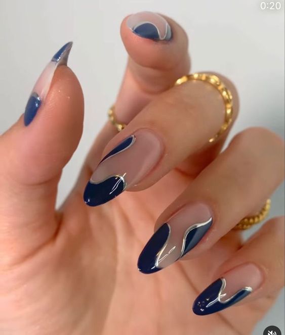 Ongles d’automne - Conception d’ongles tourbillon bleu avec base transparente