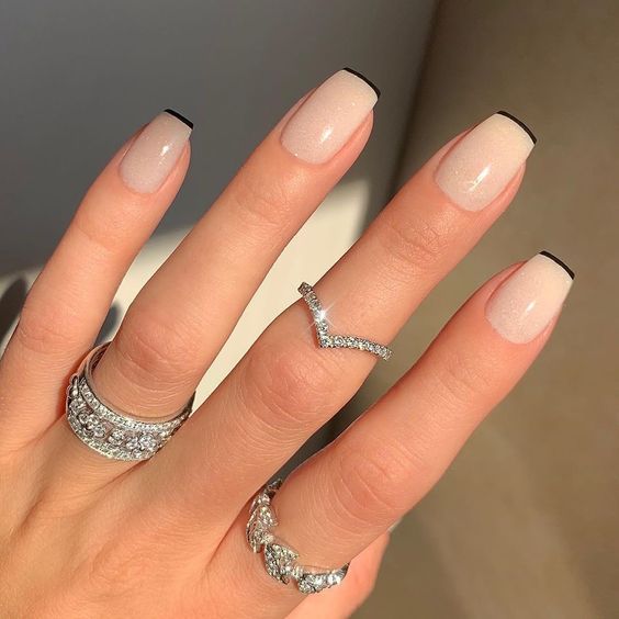 Ongles en acrylique de forme carrée blanche avec pointes fines françaises noires