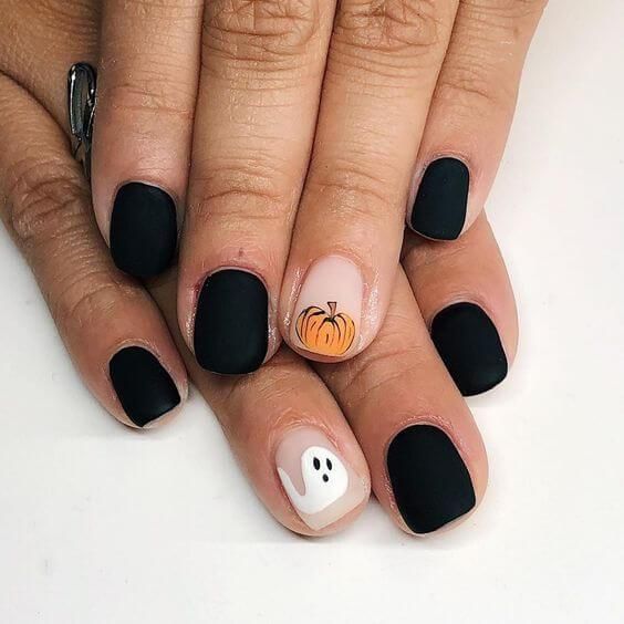 Vernis à ongles noir mat, motifs d’ongles fantômes et citrouille sur ongles carrés courts et effilés