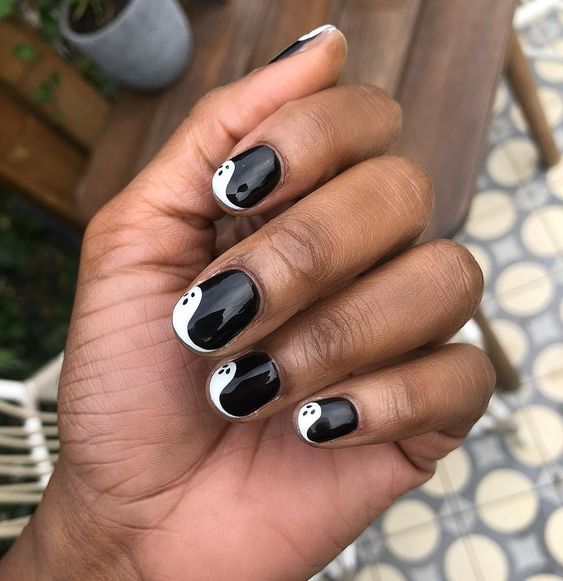 Couleur d’ongle noire avec des fantômes blancs Conseils français sur ongles ronds courts