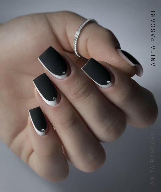 Vernis à ongles noir au fini mat avec strass sur ongles carrés courts et effilés