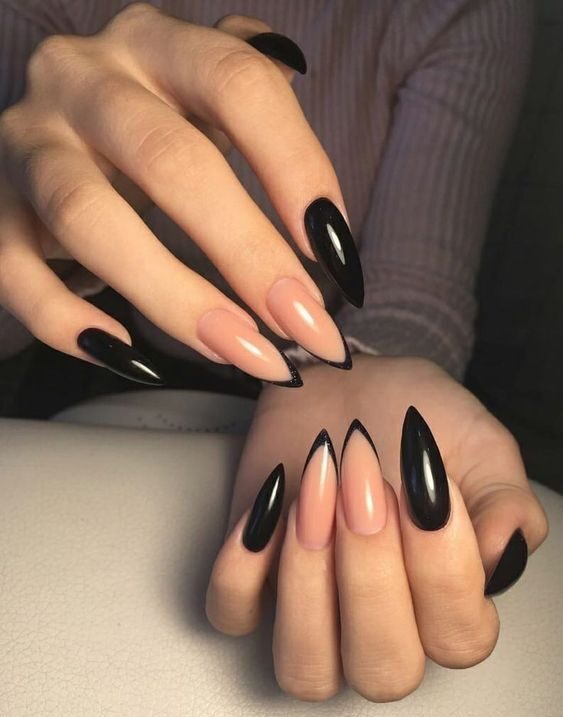 Pointes françaises noires simples et vernis à ongles noir sur ongles longs à talons aiguilles