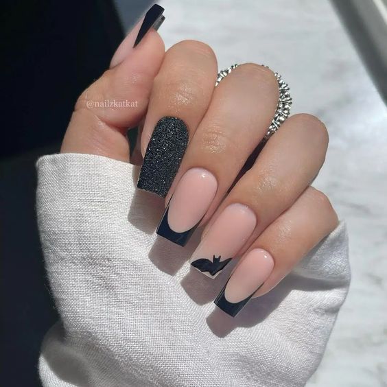 Pointes Françaises noires avec nail art chauve-souris sur ongles carrés moyens