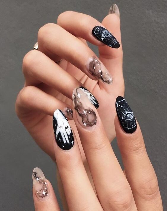 Arts d’ongles en marbre fumé d’inspiration gothique et mauvais œil sur ongles ronds moyens