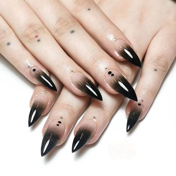 Conception d’ongles à effet ombré noir finition brillante sur les ongles longs à talons aiguilles