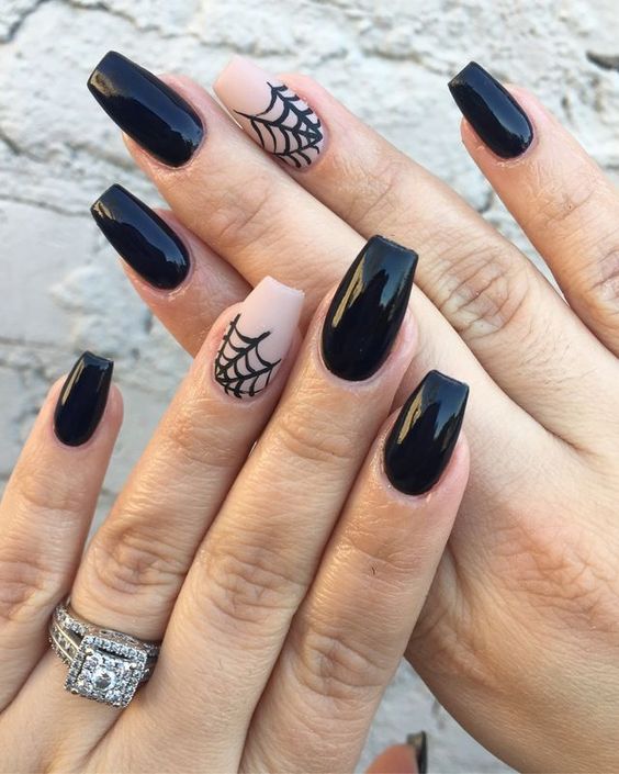 Couleur d’ongle noir et toile d’araignée nail art sur ongles carrés effilés moyens