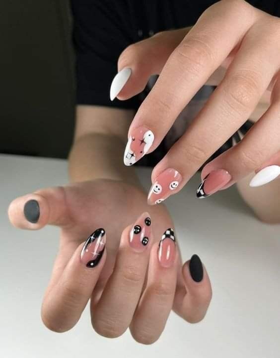 Nail art de visages souriants noirs et blancs sur ongles en amande moyens